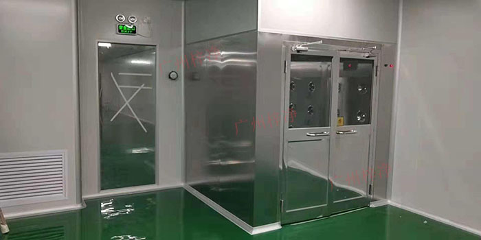 风淋室原理是通过强效空气射流对人员或物品进行表面吹淋，以去除附着在表面上的尘埃和微生物。