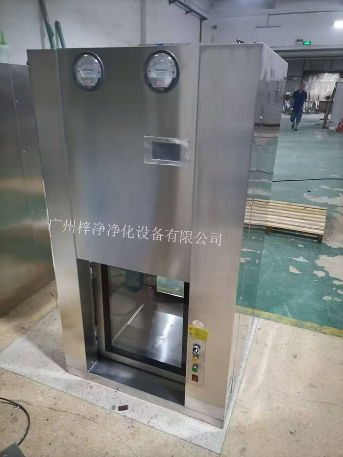 传递窗是一种用于洁净室内部或洁净室与外界之间传递物品的设备，可以防止外部污染进入洁净室。
