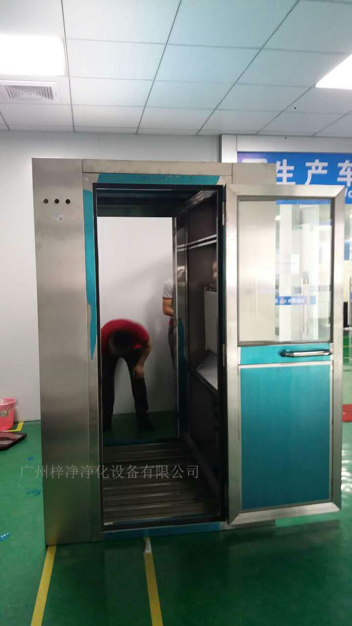 安装风淋室的地面应平整，如有必要，应进行找平和加固处理。