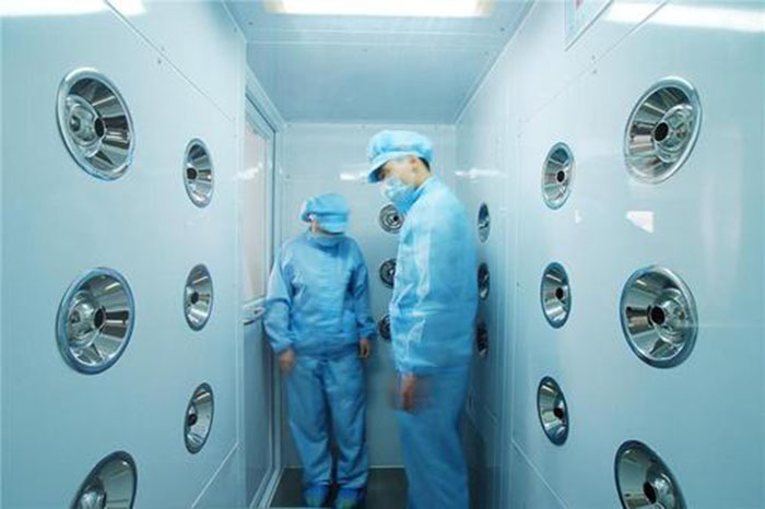 风淋室的主要功能是通过高速气流对人体或物品进行瞬间净化。