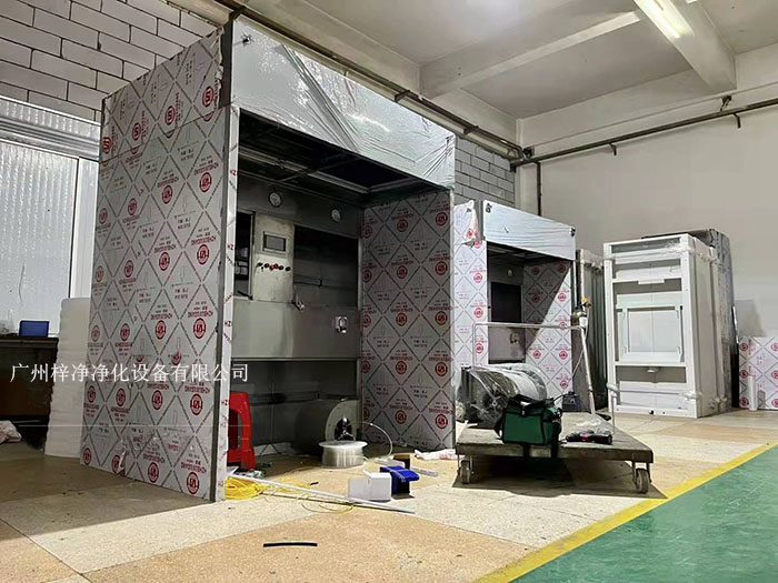 负压称称量罩通过创造一个低气压的环境，防止生产过程中的粉尘、挥发物等有害物质逸散到外界环境中，同时确保称量结果的准确性。
