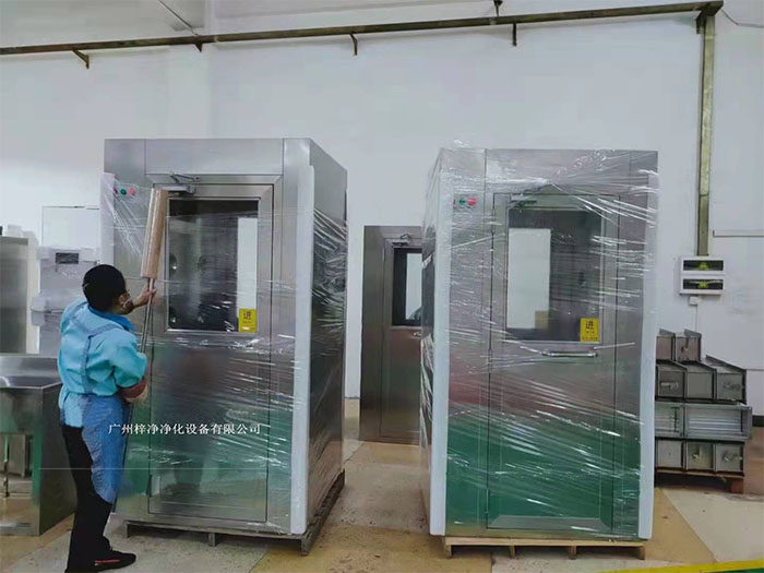 在风淋室外部包装上，使用缠绕膜可以进一步提高包装的密封性和抗冲击性。